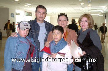 17122007
Con destino a Tijuana viajaron Carlos, Édgar y Karla López y fueron despedidos por Carlos y Miriam López.