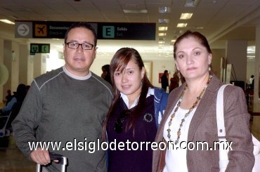 17122007
Pedro Ramírez viajó a Tijuana y fue despedido por Gabriela Hamdan y Gaby Ramírez.