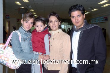 18122007
Humberto Baca, Laura de la Parra y Sebastián Baca viajaron a México y los despidió Lauris de la Parra.