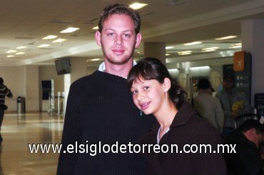 18122007
Marcela Rivero viajó a la Ciudad de México y la despidió Rogelio Rivero.