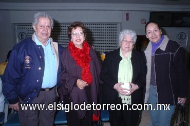 19122007
Félix y Conny López y Marcela Hernández despidieron a Alicia Díaz quien viajó a Tijuana.