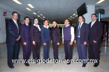 19122007
Moisés Mesta, José Bautista, Grisel Carrillo, Lizeth Silos, Martha Briceño, Armando Rangel, Manuel Pérez y Jorge Ramírez, personal del aeropuerto.