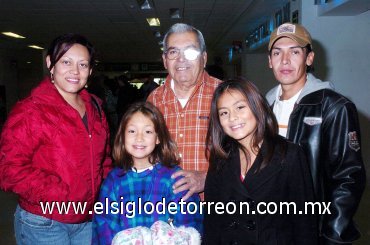 20122007
Ana Lorena, Viridiana y Norma Dávila llegaron de la Ciudad de México y José Pinal e Iñaqui Pinal les dieron la bienvenida.