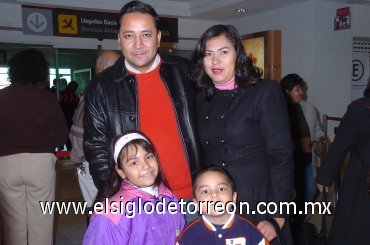 20122007
Juan Manuel Díaz llegó de la Ciudad de México y fue recibido por Ileana Hernández y los niños Juan Manuel y Sofía.