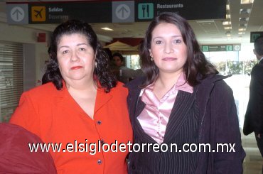 20122007
Olivia Gómez llegó de la Ciudad de México y fue recibida por Laura Rosales.