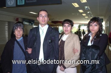 20122007
Rocío Martínez, Perla Dayan y Bertha Martínez recibieron a Elder Murillo al llegar de la Ciudad de México.