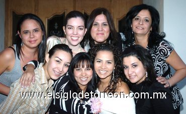 17122007
Karla Belmonte, Irma Martínez, Lupita Castañeda, Zabhj Mtanous, Ale Montaña, Susana López y María Teresa Pesqueira con Brenda Martínez en su fiesta de regalos.