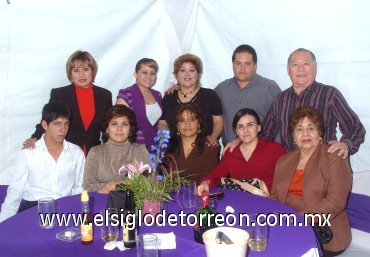18122007
Blanca Esther, Eulalio Limones, Esther de Limones, Omar Limones, Judith de Limones, Patricia Tovar, Laura Rodríguez, Miriam García, Blanca Valles y César Valles.