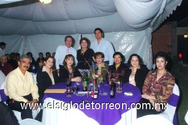 18122007
La festejada junto a Eliab Valles, Carmen Espinoza, Ruth Aguirre, Lourdes Martínez, Leticia Lara, Dora Lilia Arroyo, Lucila Rivera, Javier Bartoluchi y Mario Luis Espinoza.
