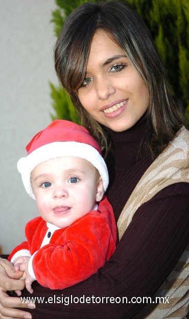 17122007
Anabel Allegre de Aguilar con su pequeño hijo Juan Pablo Aguilar Allegre.