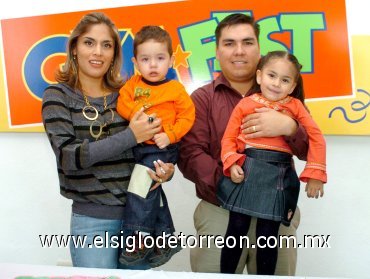 17122007
Los festejados Brenda Itzel y Luis Gerardo con sus papás Brenda de Agüado y Luis Gerardo Aguado.