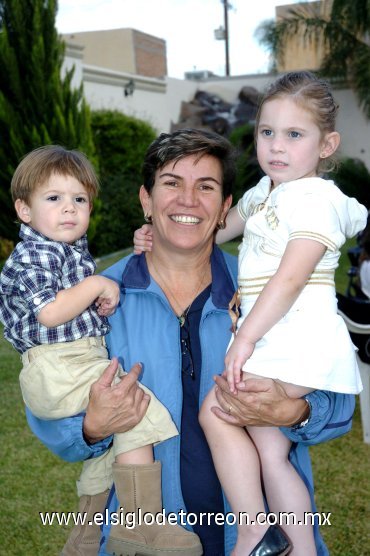17122007
Malena Lavín de Torres con sus nietos Eugenio y Carlota.