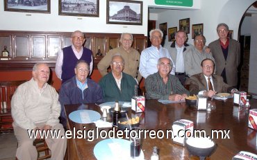 09122007
Don Jaime Blázquez en su cumpleaños junto a sus amigos Luis Manuel, Eugenio, Rodolfo, César, Leopoldo, Gonzalo, Alfonso, Héctor, Jorge Luis y Eduardo