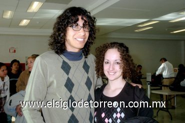 09122007
Paola Castillo viajó a España y la despidió Luis Ángel López.