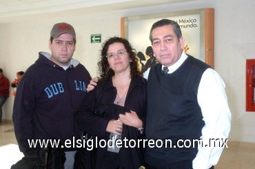 21122007
A la Ciudad de México viajaron Simón Vargas y Ana Cristina Sánchez, fueron despedidospor  Simón Vargas Jr.
