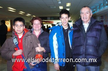 21122007
Alejandro Holguín y Diana Adame viajaron a Tijuana y fueron despedidos por Alejandro y Rafael Holguín.