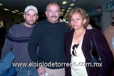 21122007
Javier Ramírez viajó a Tijuana y fue despedido por Javier Ramírez Jr. y Mayela Z. de Ramírez.
