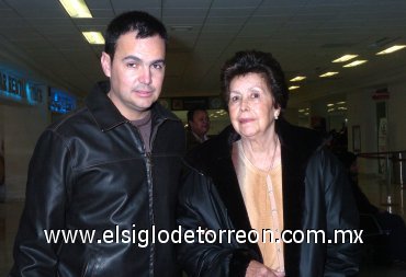 22122007
Ricardo San Miguel despidió a Patricia González, quien viajó a Guadalajara, Jalisco.