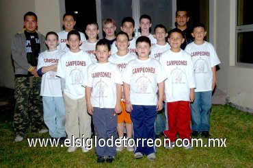 10122007
Héctor Barraza y Daniel Lozano, maestros del grupo participante en el Quinto Concurso de bandas de Guerra “Orgullo Guinda”, organizado por el Instituto Tecnológico de Durango.