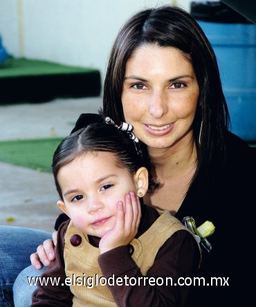 10122007
Paulina Murra Ramírez acompañada de su mamá Blanca Ramírez de Murra, el día de su fiesta de cumpleaños.