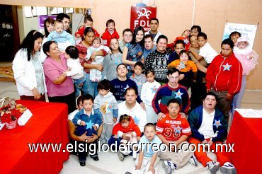 12122007
Alumnos y padres de familia estuvieron presentes en este acontecimiento, en donde las cosas simples se hacen con amor.