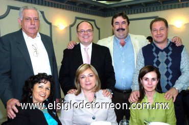12122007
Armando Muñiz y Lily de Muñiz, Juan Sauza, Fernando Mafud y Carmen Revuelta, Francisco y Ángeles Woo, en la posada del Club Sembradores de la Amistad Centenario Torreón.