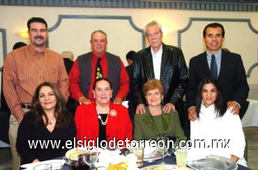 12122007
Julio Pérez y Paty de Pérez, Alejandro y Lucy Gorostiaga, Alejandro Pérez de la Vega y Josefina de Pérez, Teodoro y Adriana Ríos.