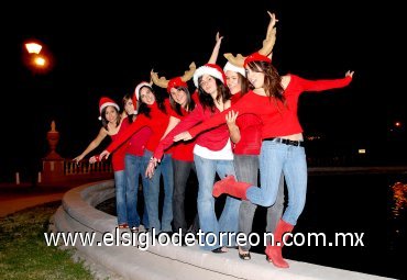 12122007
Paula, Natalia, Bárbara, Macris, Janeth, Ana Isabel y Carolina, esperan como cuando niñas la llegada de Santa Claus.