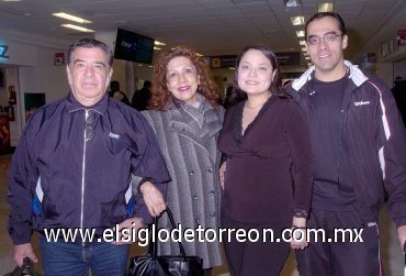 27122007
Julio César Méndez y Sandra Nagay viajaron a la Ciudad de México y fueron despedidos por Jesús Méndez y Blanca Jiménez.