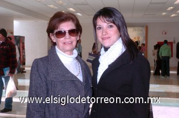 27122007
Rocío Lorena Cabada viajó a Puerto Rico y fue despedida por Ana Lucía Palazuelos de Cabada.