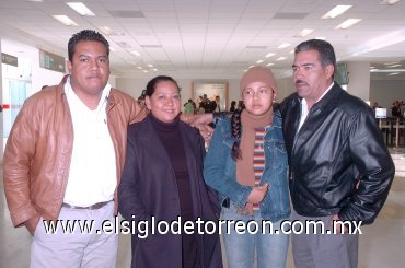 27122007
Rubén y Polet Silva viajaron a Guadalajara y fueron despedidos por Hortensia y Alejandro Silva.