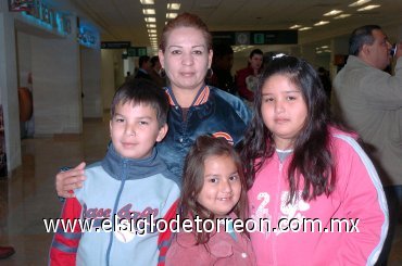 29122007
Sofía, Luis y Cecilia Lugo viajaron a Ciudad Juárez y fueron despedidos por Lily González.