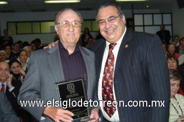 16122007
Carlos González también recibió un reconocimiento por parte del Consejo Directivo del Sanatorio Español