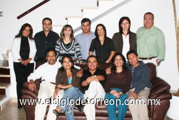 12122007
Un grupo de ex alumnos de la Generación XXV de la Facultad de Medicina, recientemente organizaron su posada navideña.