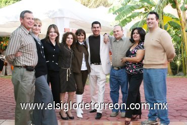 14122007
La festejada y Bertha Gámez, Carlos Díaz, Roberto Castillo, Cony Medina, Lucy Flores, Luis Gámez, Mayela de Gámez y Luis Necochea.