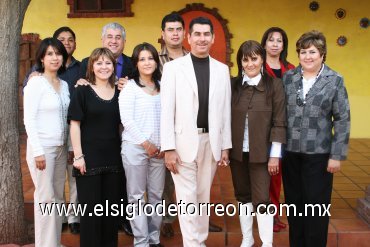 14122007
Pilar junto a su esposo Carlos Díaz, Alma Díaz, Víctor Herrera, Laura Moreno, Rafael Díaz, Claudia y César Díaz, Gloria y Mayela Díaz.