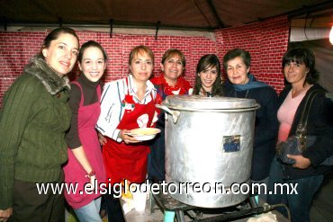 24122007
Elvira Ollivier, Marisol Fernández, Marisol Rosell, Gabriela de Velasco, Ana Sofía Velasco, la directora de la institución la religiosa María del Rosario Silva y Lety de Anduaga.