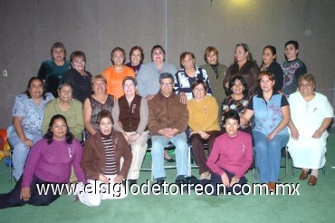 24122007_l_Entre amigos organizaron una posada navideña en la colonia Valle Dorado.