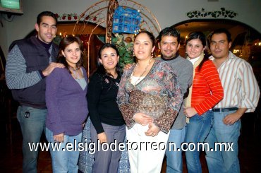 24122007
Rafael Bustos, Perla de Bustos, Gloria Ruelas, Carlos Herrera, Fabiola Iduñate de Herrera, Marisol de González y Daniel González Zataráin, en su posada navideña.