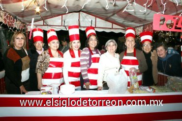 24122007
Rebeca Tobías, Yolanda Escobedo, Cuquis Escobedo, Máru Tobías, Laura de Herrera, Ángeles de Silva, Alicia Torres, Carmen Reyes y su mamá Rosario.