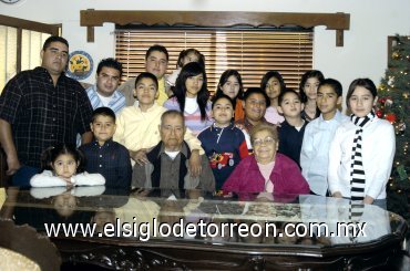24122007
Señor Francisco Acosta Villagrana y señora María de la Luz Cervantes de Acosta, celebraron 60 años de feliz matrimonio en compañía de sus familiares.