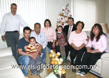 25122007
De fiesta estuvieron Alberto González González y Claudia Vargas de González, acompañados de sus hijitos Mariana y Maximiliano y familiares Mariano Vargas, señores Mariano y Amanda Vargas, Miguel Gálvez y Claudia González.