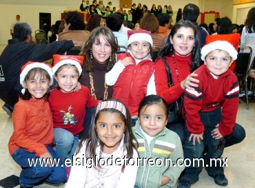 24122007
Kati de Rodríguez, Flor de Rulfo, Monse, Marifer, Sofía, Paola, Dana y Víctor en pasada presentación de villancicos.