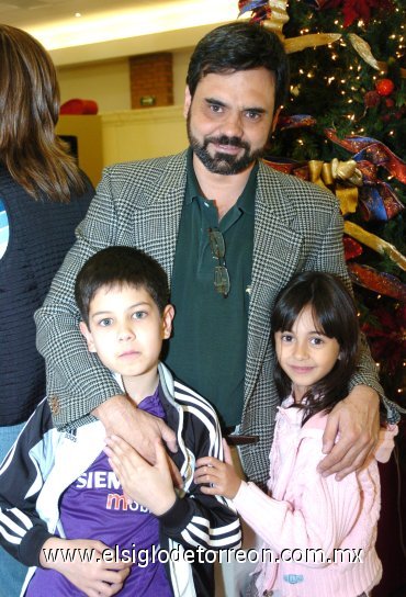 24122007
Santiago Méndez Vigatá, Antonio Méndez Vigatá y María Fernanda Méndez Vigatá.