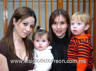 24122007
Viridiana Reyes, Camila Morales, Melina Reyes y Mauricio Morales, en una recepción de bautizo.
