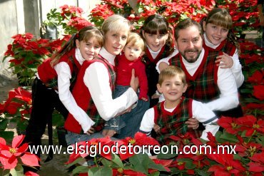 20122007_j_Después de escribir la cartita, los pequeños platican con sus papás Ale Schott de De la Peña y Javier de la Peña Cortés.