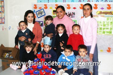 20122007_j_Emmanuel Alejandro Gutiérrez Vega, en compañía de amiguitos de su escuela de preescolar y maestras festejó dos años de edad.