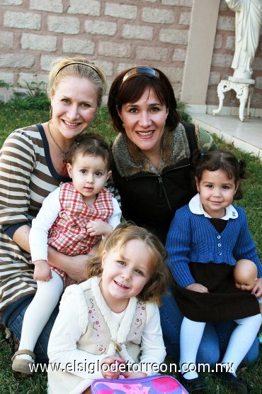 21122007_V_Adriana Fernández de Pámanez con sus hijas Adriana y Katia; Mónica Fernández de Garza Tijerina y su pequeña hija Frida.