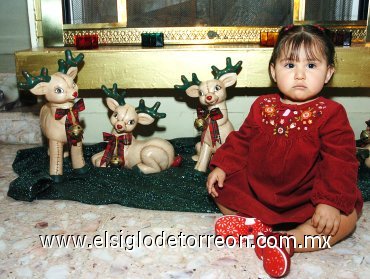 21122007_v_Seguramente Danielita incrementará cuando sea grande la colección de su abuelita que consta hasta ahora, de más de 100 muñecos, juguetes y artículos con motivos de navidad.