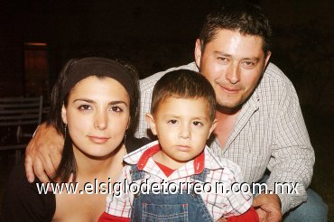 22122007_s_Leonardo García Cervantes acompañado de sus papás Melissa Cervantes Chaúl y David García Ortega, el día de su segundo cumpleaños.